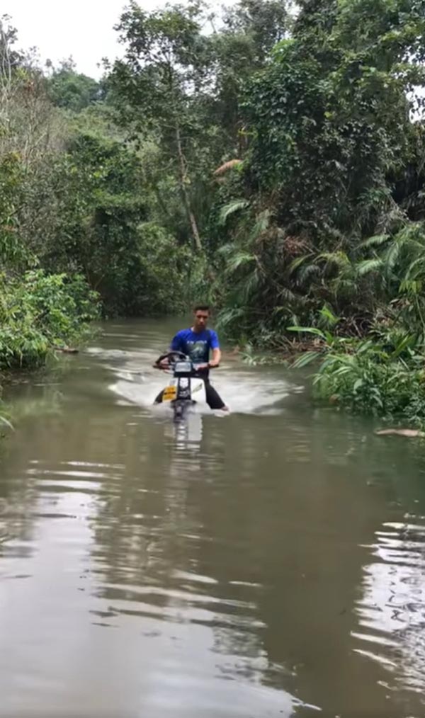 ขี่มอเตอร์ไซค์ลุยน้ำท่วม