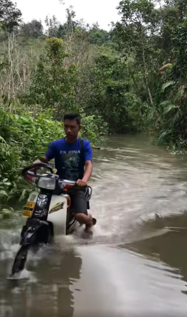 ขี่มอเตอร์ไซค์ลุยน้ำท่วม