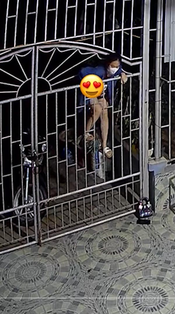 ปีนลอดรั้วเข้าบ้าน