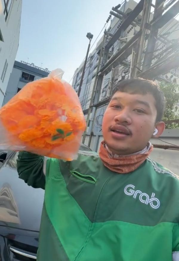 เซอร์ไพรส์แฟนรับปริญญา