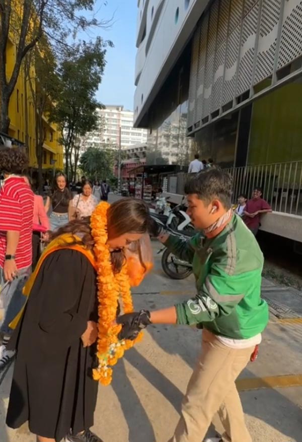 เซอร์ไพรส์แฟนรับปริญญา