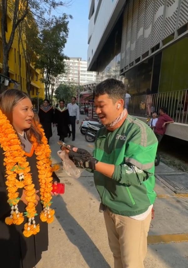 เซอร์ไพรส์แฟนรับปริญญา