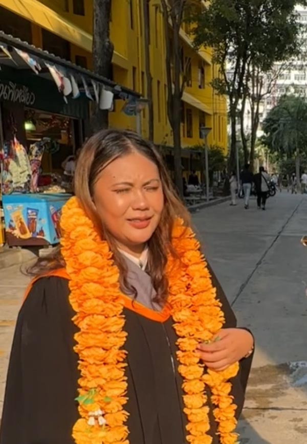 เซอร์ไพรส์แฟนรับปริญญา