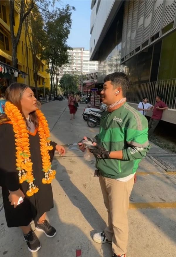 เซอร์ไพรส์แฟนรับปริญญา