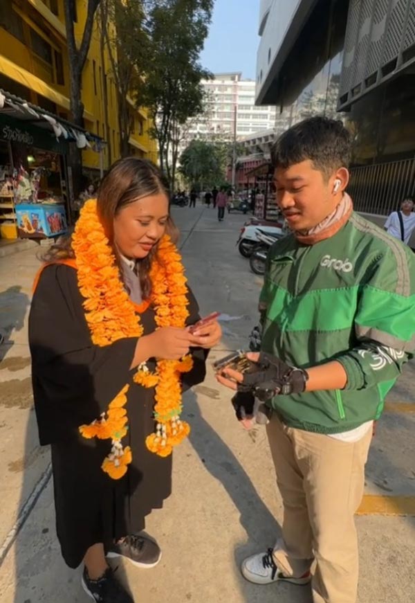 เซอร์ไพรส์แฟนรับปริญญา