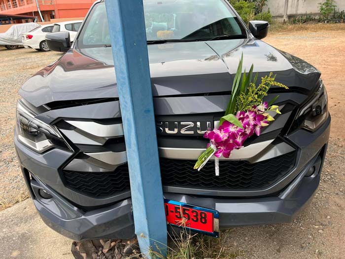 กระบะป้ายแดงชนเสา