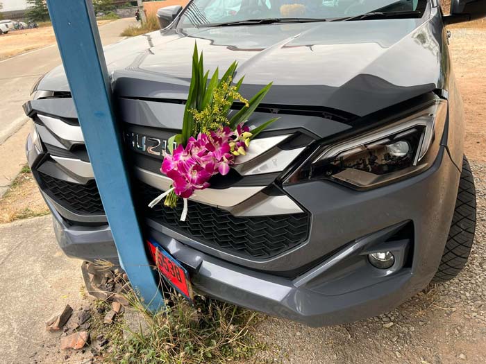 กระบะป้ายแดงชนเสา