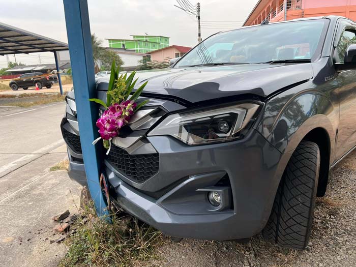 กระบะป้ายแดงชนเสา