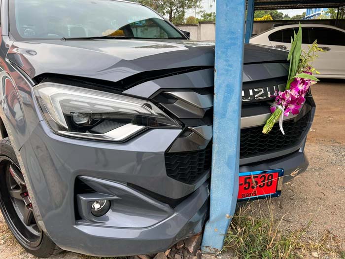 กระบะป้ายแดงชนเสา