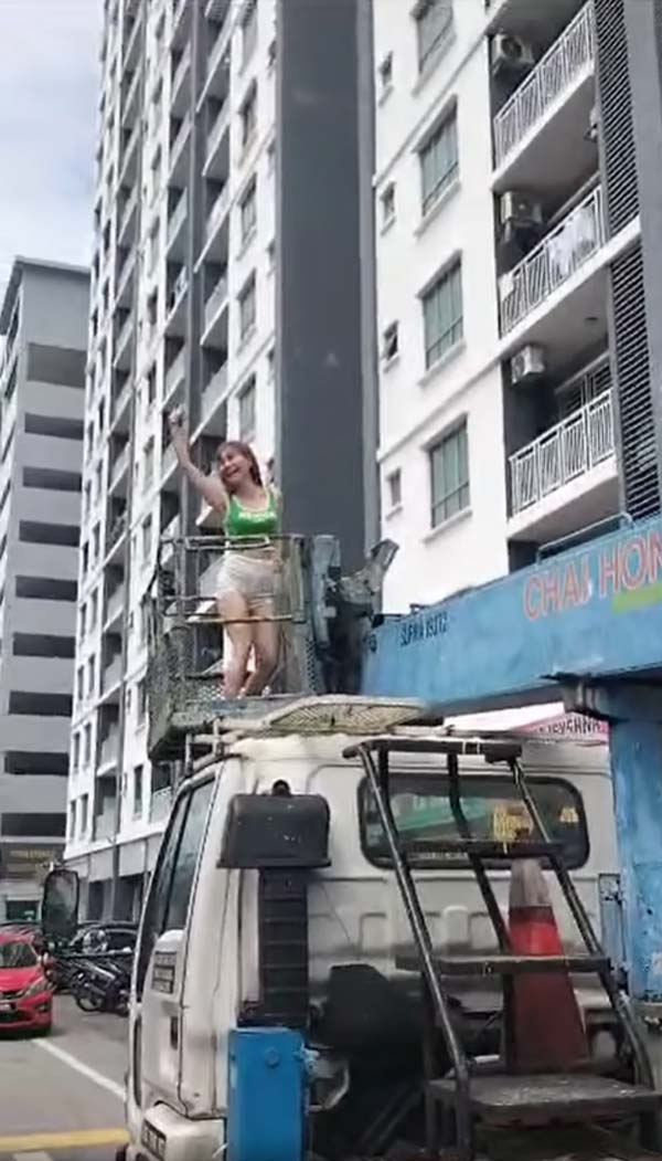 จ้างเครนยกตัวเองเข้าบ้านทางระเบียง