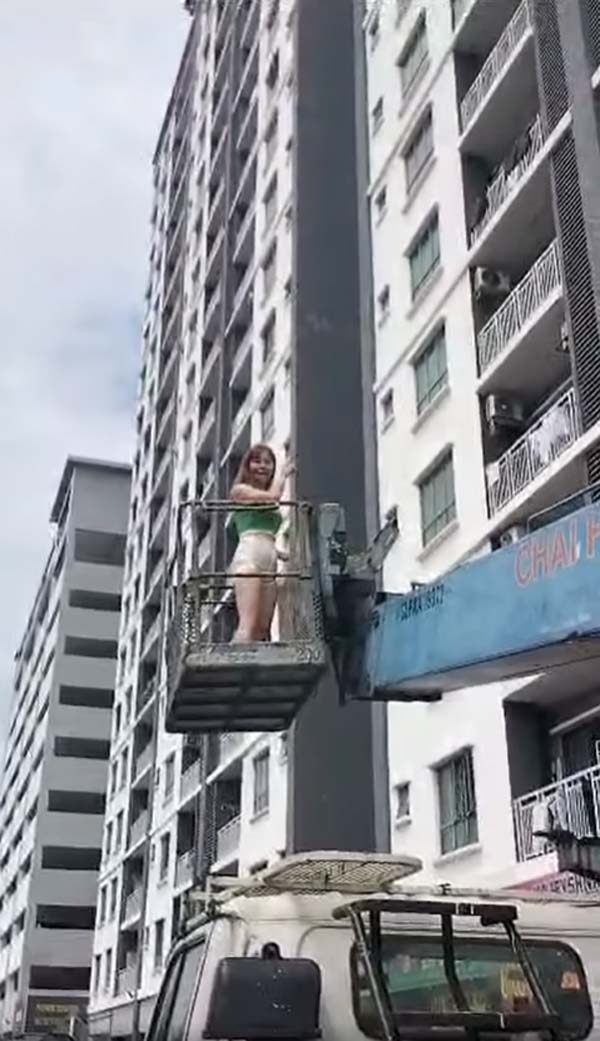 จ้างเครนยกตัวเองเข้าบ้านทางระเบียง