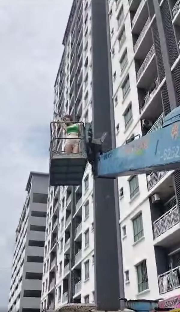 จ้างเครนยกตัวเองเข้าบ้านทางระเบียง