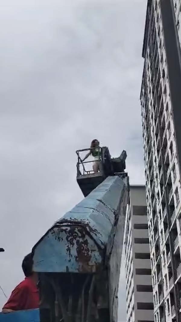 จ้างเครนยกตัวเองเข้าบ้านทางระเบียง