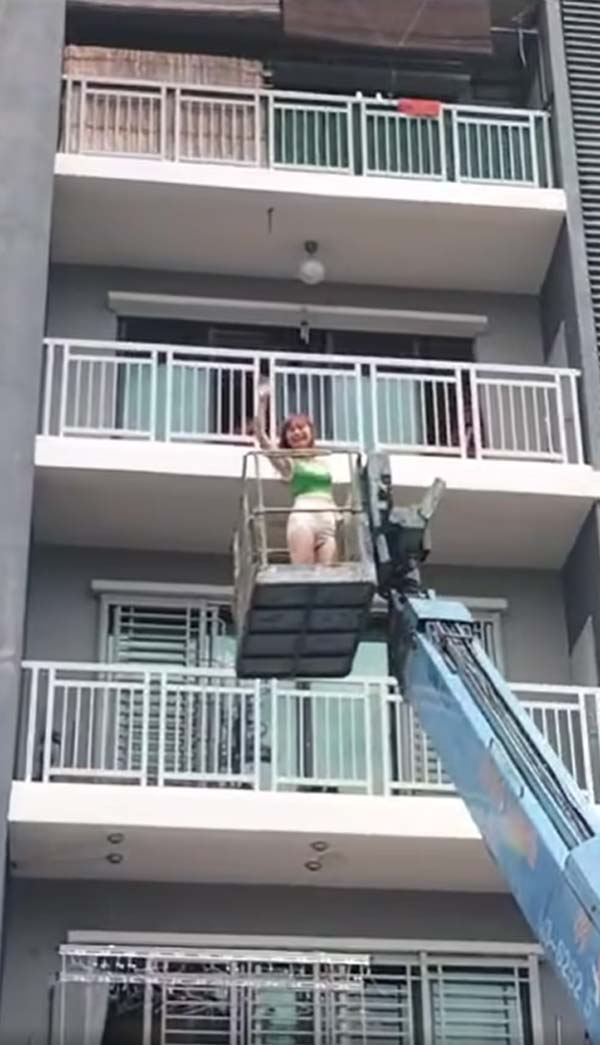 จ้างเครนยกตัวเองเข้าบ้านทางระเบียง