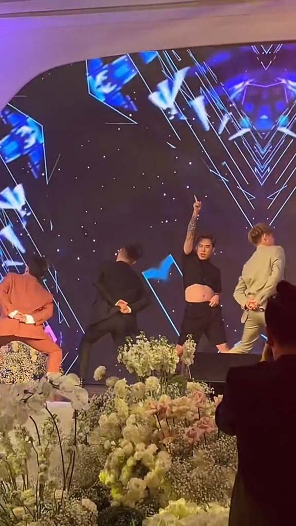 เจ้าบ่าวโคฟเวอร์ลิซ่า