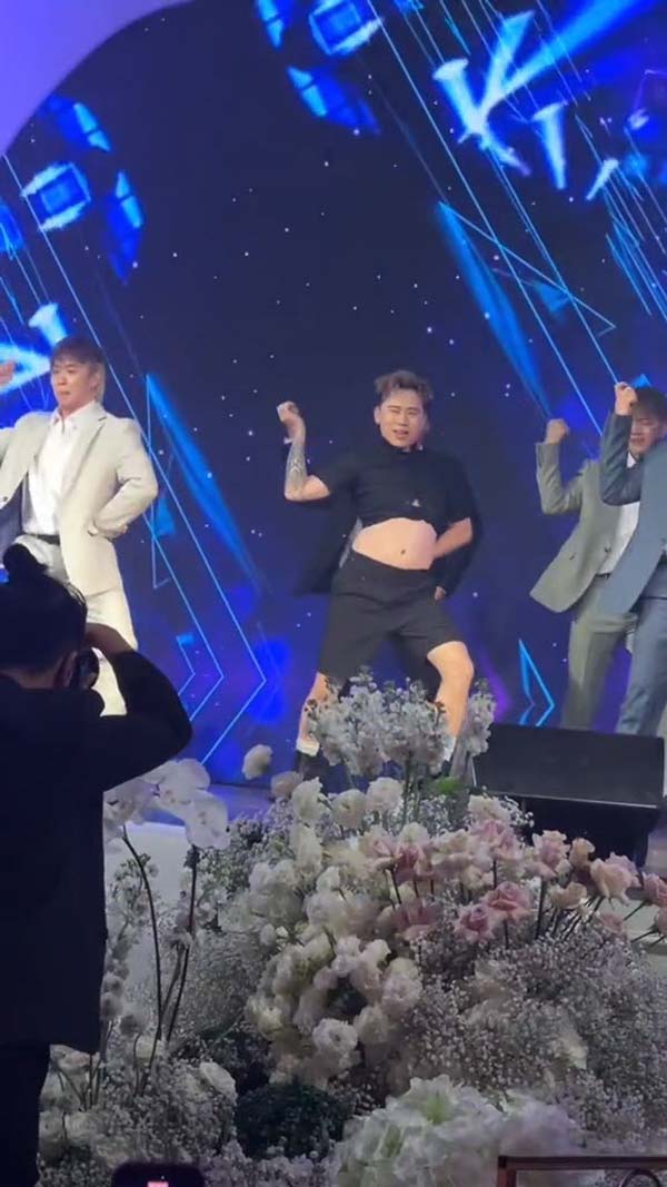 เจ้าบ่าวโคฟเวอร์ลิซ่า