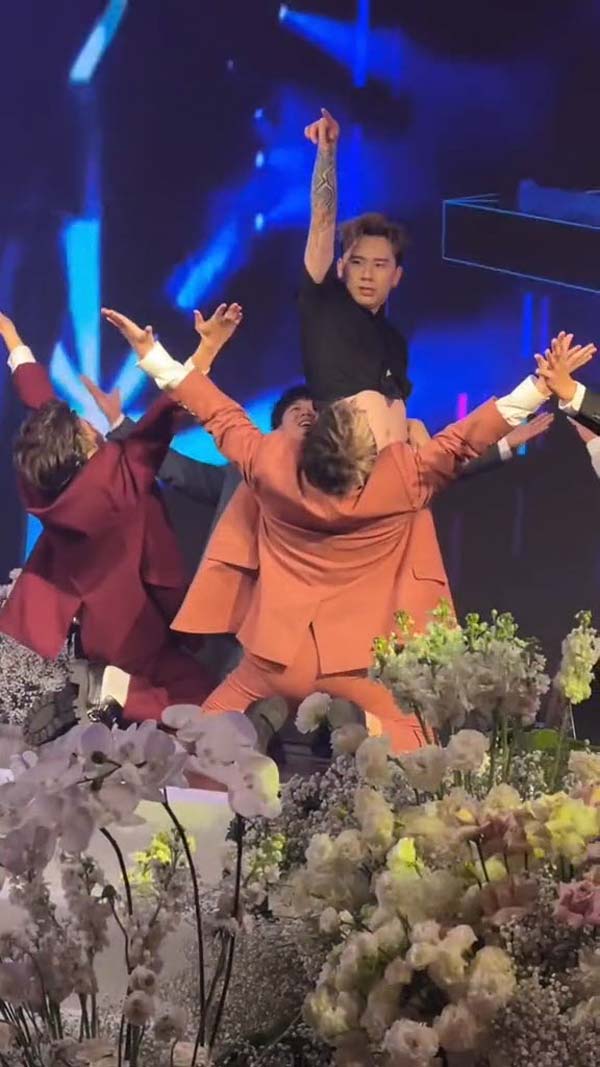 เจ้าบ่าวโคฟเวอร์ลิซ่า