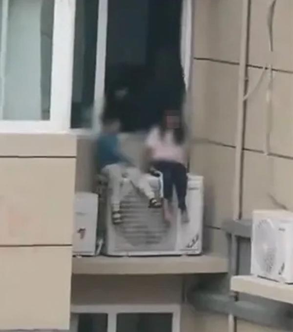 เด็กนั่งบนคอมเพรสเซอร์แอร์ ตึกชั้น 23