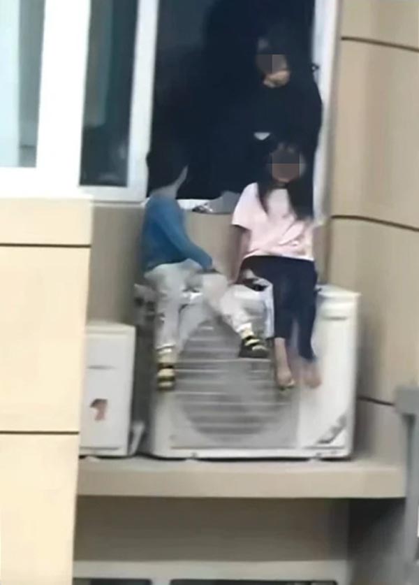 สาเหตุเด็กนั่งบนคอมเพรสเซอร์แอร์ ตึกชั้น 23