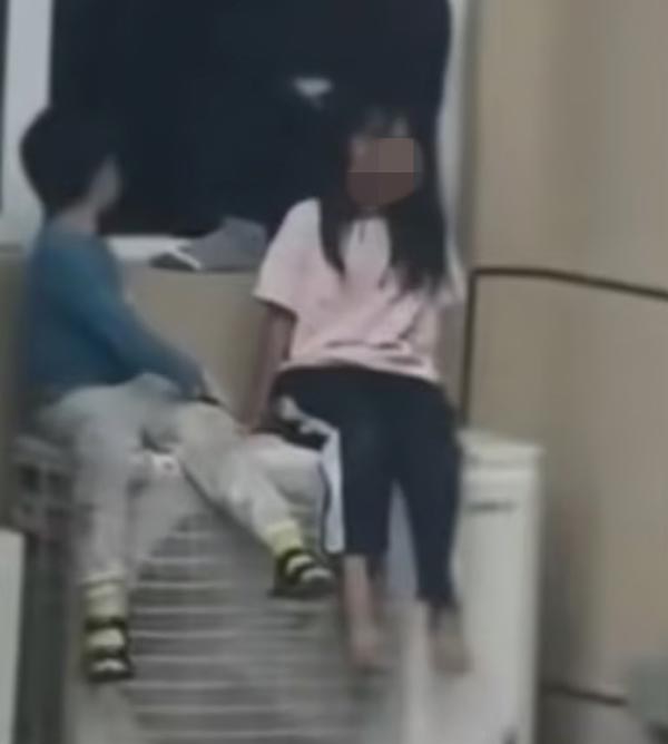 เด็กนั่งบนคอมเพรสเซอร์แอร์ นอกตึกชั้น 23