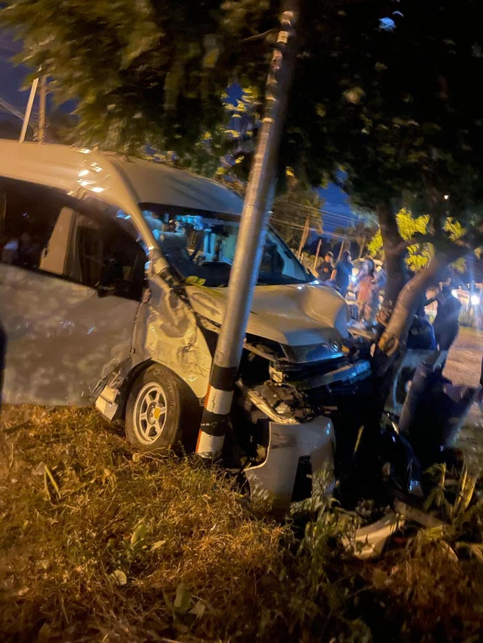 รถตู้แดนเซอร์ ลำไย ไหทองคำ ชนเสาไฟฟ้า