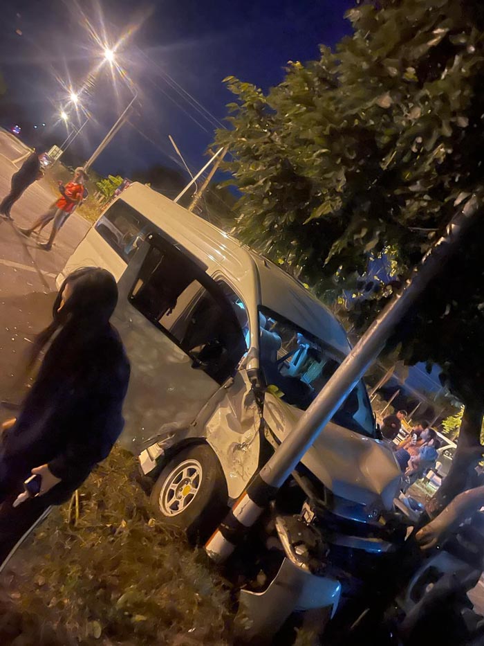 รถตู้แดนเซอร์ ลำไย เกิดอุบัติเหตุ