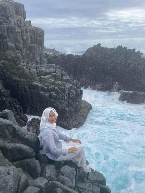 สาวถ่ายรูปบนโขดหิน ถูกคลื่นซัดตกทะเล