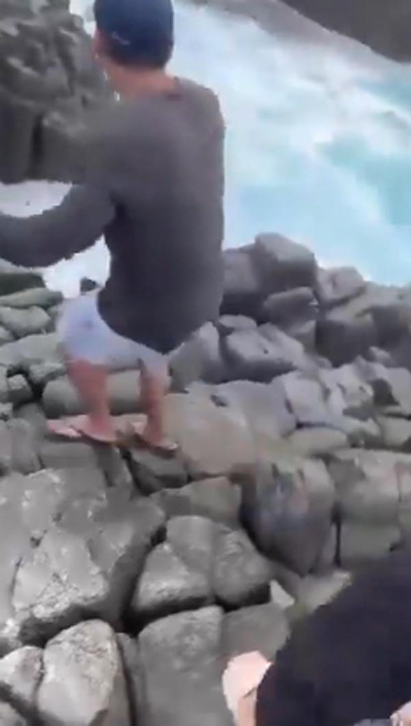 สาวถูกคลื่นซัดตกทะเล