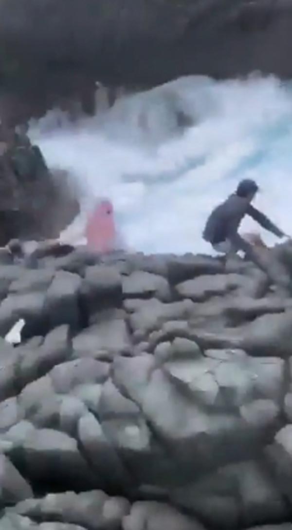 คนถูกคลื่นซัดตกทะเล