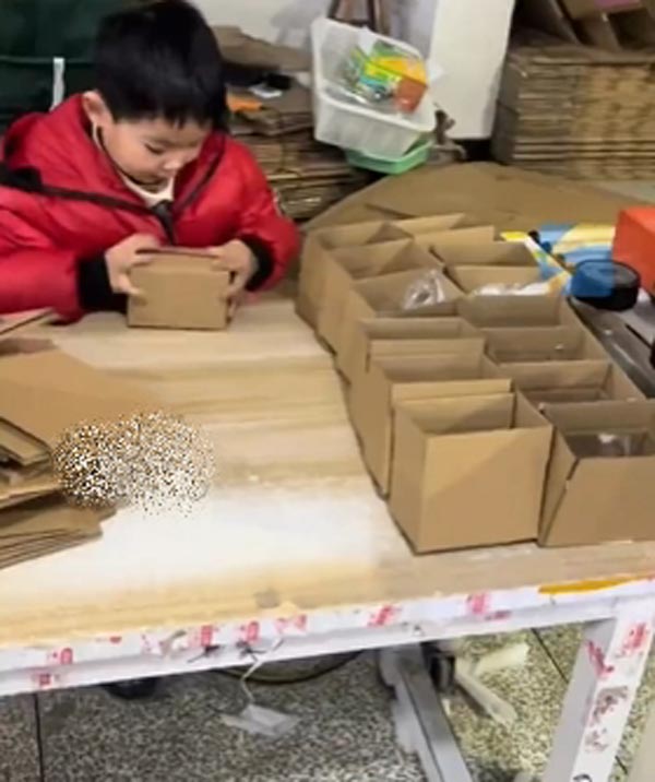 เด็กอนุบาล ทำงานแพ็กของ