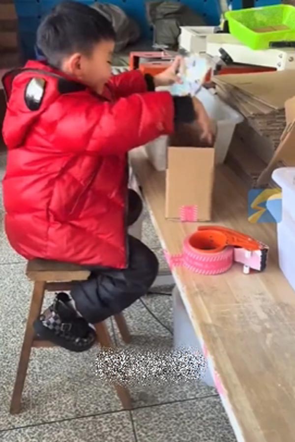 เด็กอนุบาล ทำงานแพ็กของ