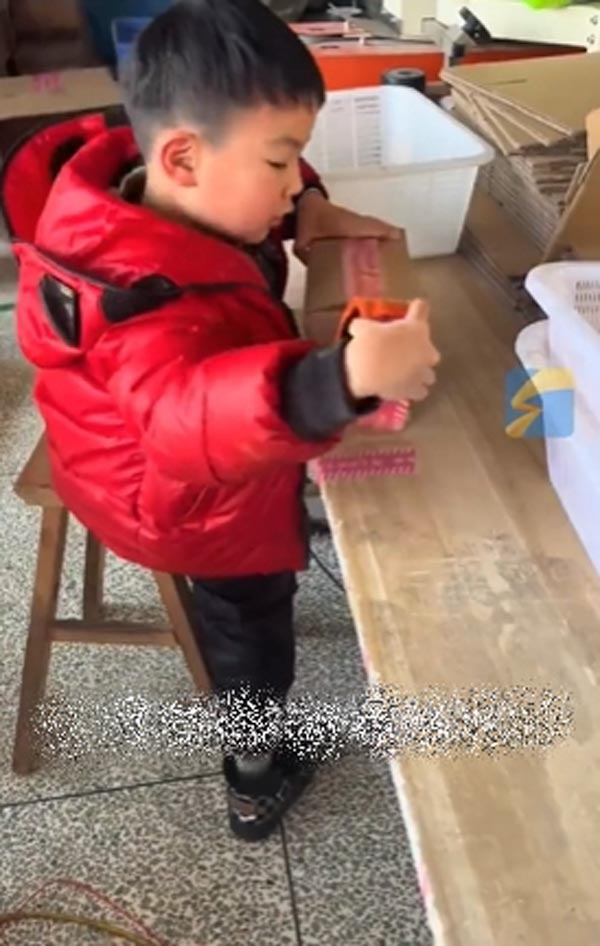 เด็กอนุบาล ทำงานแพ็กของ