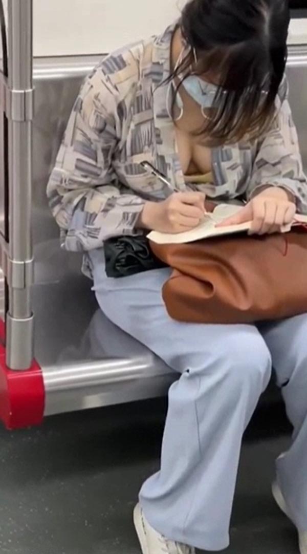 สาวแว่นอ่านหนังสือในรถไฟฟ้าใต้ดิน