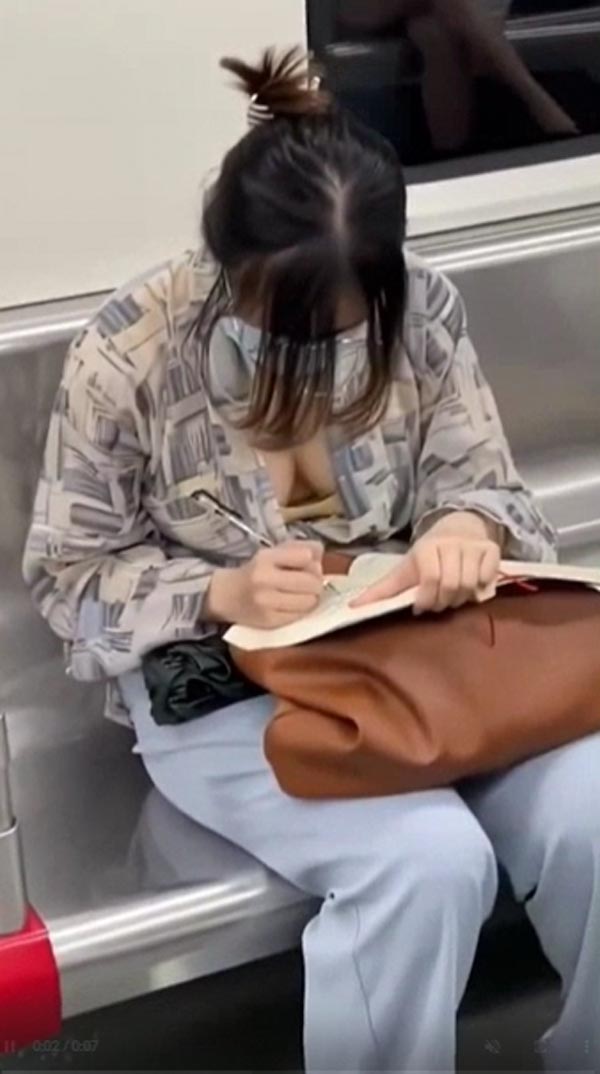 สาวแว่นอ่านหนังสือในรถไฟฟ้าใต้ดิน