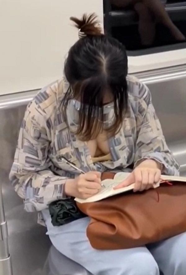 สาวแว่นอ่านหนังสือในรถไฟฟ้าใต้ดิน