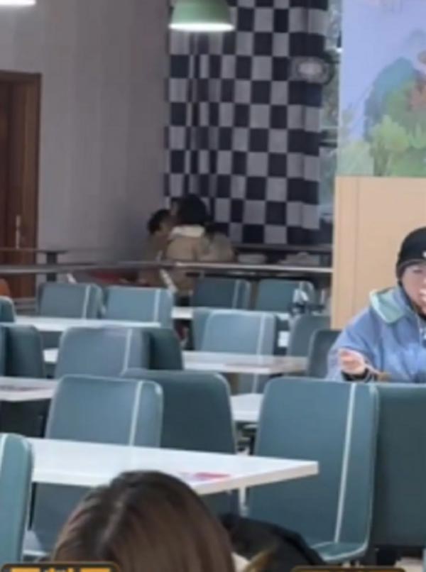 คู่รักนักศึกษาในโรงอาหาร