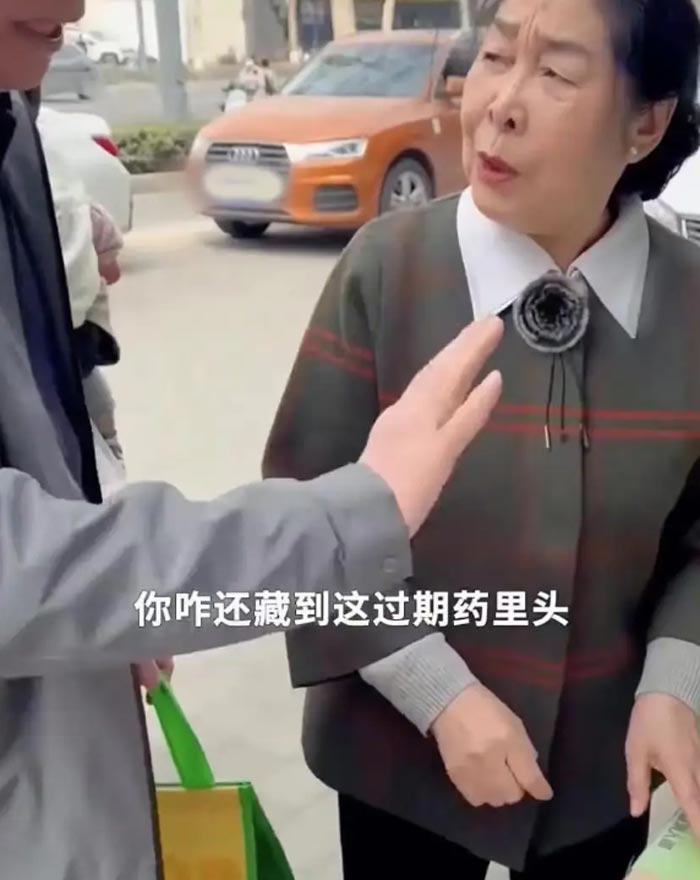 ซ่อนเงินในกล่องยา