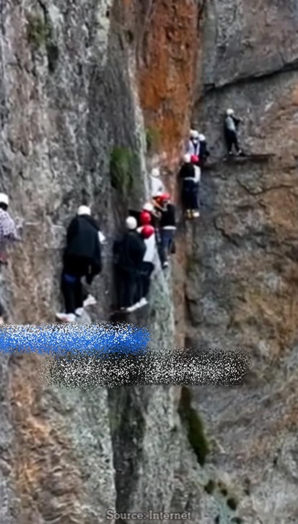 นักท่องเที่ยวปีนเขา