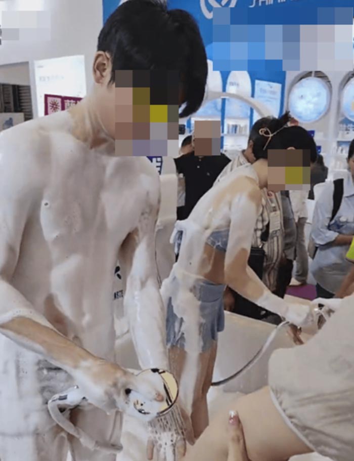 พนักงานอาบน้ำโชว์กลางห้าง