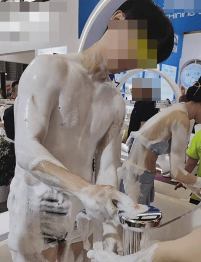 พนักงานอาบน้ำโชว์กลางห้าง