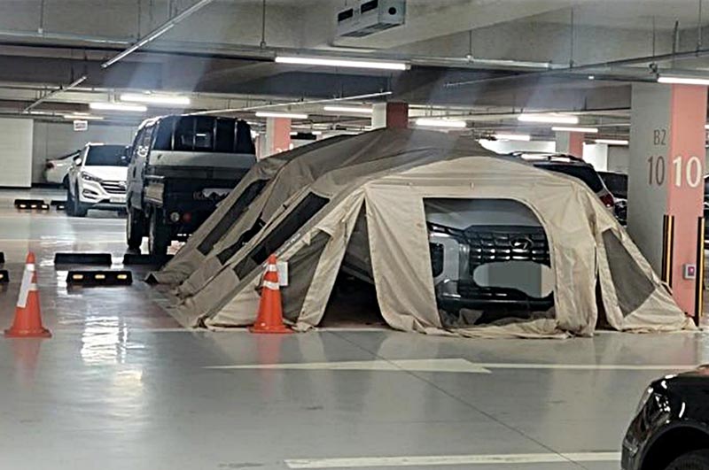 กางเต็นท์ในลานจอดรถ