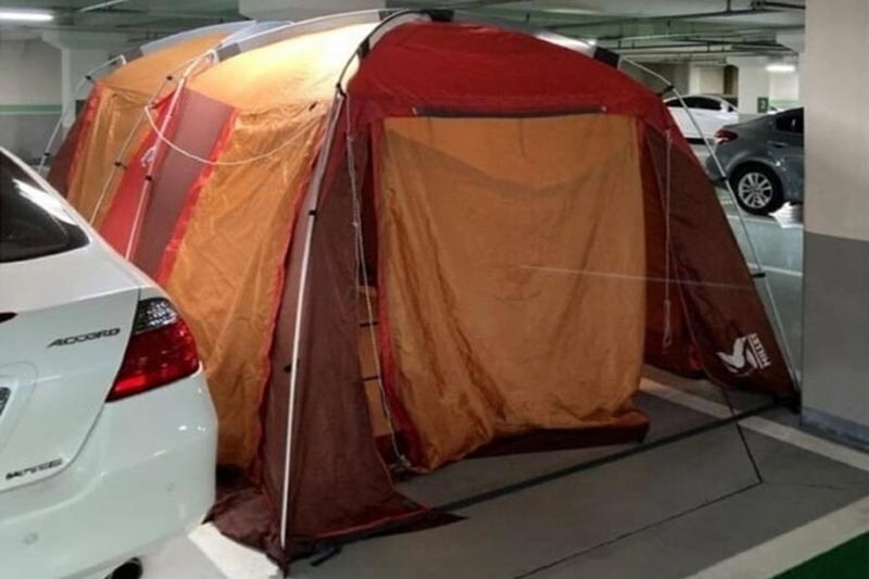 กางเต็นท์ในลานจอดรถ