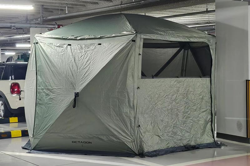 กางเต็นท์ในลานจอดรถ