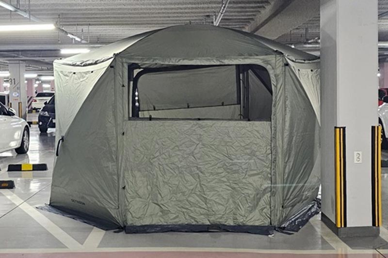 กางเต็นท์ในลานจอดรถ