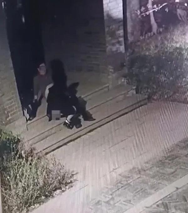 คู่รักมีเซ็กส์ในที่สาธารณะ