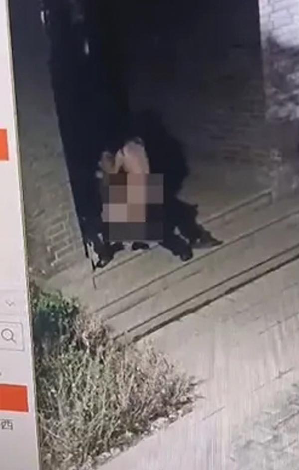 คู่รักมีเซ็กส์ในที่สาธารณะ