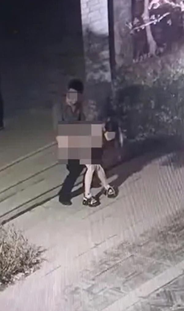 คู่รักมีเซ็กส์ในที่สาธารณะ