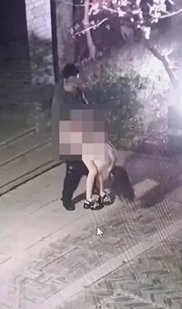 คู่รักมีเซ็กส์ในที่สาธารณะ