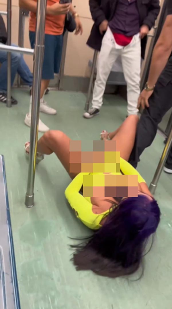 ดาราหนังโป๊ ถ่ายหนังโป๊ในรถไฟใต้ดิน