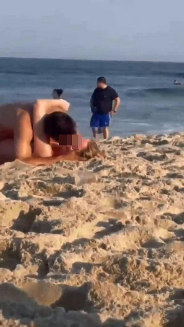 คู่รักพลอดรักริมชายหาด